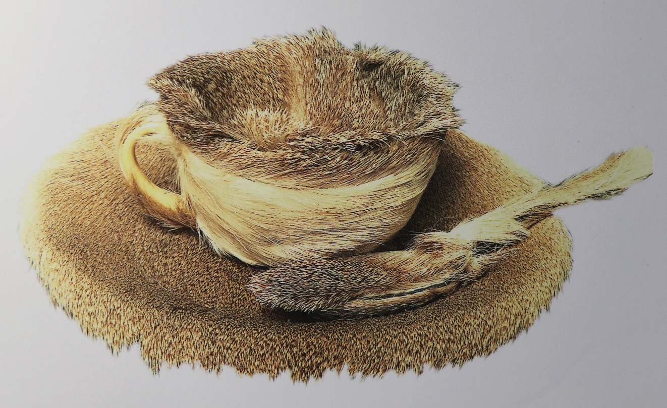 <p>歐本漢（Meret&nbsp;Oppenheim,&nbsp;1913-1985）／被毛皮包覆的杯子&nbsp;1936&nbsp;年／複合媒材／23.7&times;7.3&nbsp;公分／紐約&nbsp;現代美術館藏&nbsp;</p>
